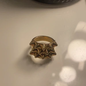 edblad ring 18.5 - ring med nitar från edblad strl. 18.5  använd ett fåtal gånger, är som ny säljer då den är för stor för mig nypris 399kr, säljer för 250kr men går att förhandlas 🩷