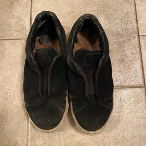 Eytys doja sneakers - Så sköna sneakers från eytys!😊 I använt skick, men de har fortfarande lite kvar att ge. Har tyvärr några hål i sulan vilket kan göra så de läcker in vatten om man skulle gå där det är blött, men annars fungerar de utmärkt! En sån skön sko🙏🏽🙏🏽