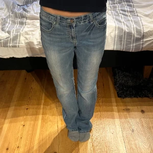 Lågmidjade jeans - Väldigt stilrena lågmidjade jeans! Innerbenslängden är 78 cm och midjemåttet är 40 cm rakt över! Jag är 163 som referens! Hör av dig vid frågor eller fler bilder. ❤️ Se profil för fler snygga jeans!