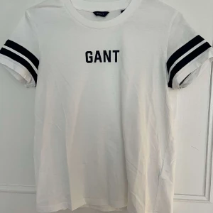 GANT t-shirt - Superfin vit T-shirt med marinblå detaljer ifrån GANT, jättebra skick oxå!!