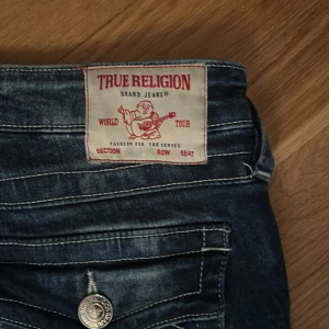 Äkta true religion bootcut jeans  - Storlek 28 sitter bra vid midjan. Jeansen är i otroligt bra sick. 