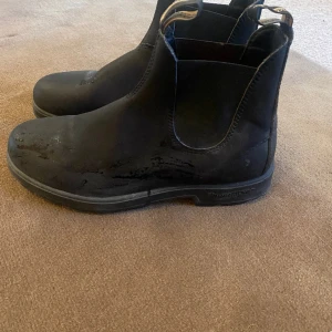 Blundstone classic svarta skor - Perfekta skor nu i vinterrusket men även för fina utekvällar när man vill känna sig extra fin! Original pris 2300, säljer mina för 600  kr ett riktigt bra kap. Hör av dig om du är intresserad eller vill ha fler bilder!