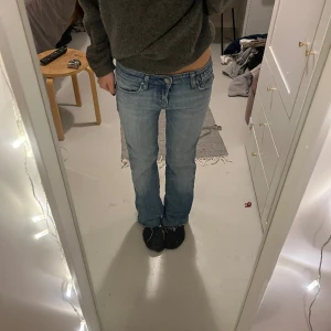 Lågmidjade bootcut jeans  - Lågmidjade bootcut jeans som är avklippta längst ner. Midjemått 37 cm, innerbenslängd 77cm. Tryck köp nu om du vill köpa ❤️‍🔥❤️‍🔥