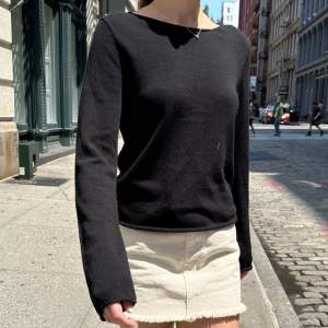 Säljer denna fina stickade tröjan från brandy melville i modellen Stella Sweater. Knappt använd så i nyskick. Slutsåld. 
