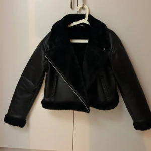 Kort biker jacka - Kort svart biker jacka.  Jättefint skick.  