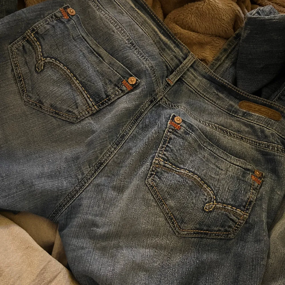 lågmidjade jeans i storlek 27/32 vilket motsvarar 36 ungefär. Jeans & Byxor.