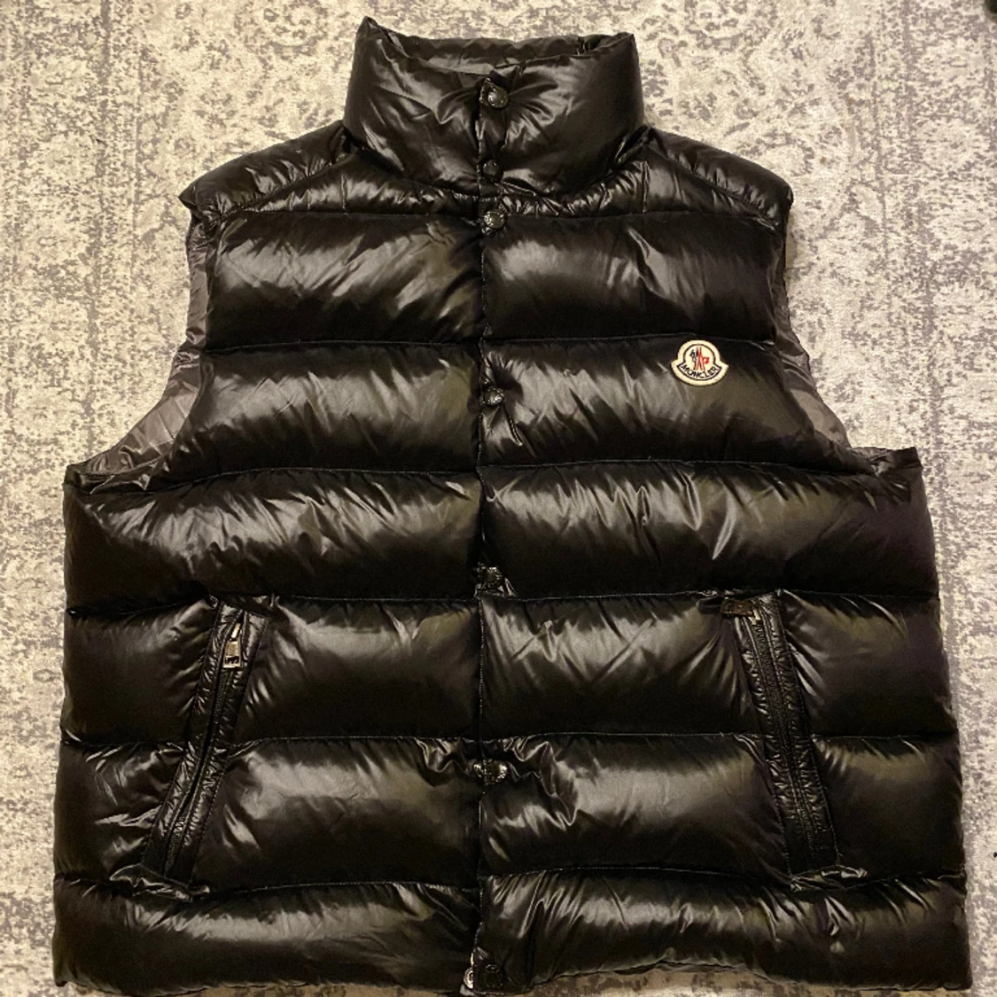 Moncler väst med NPC-tagg