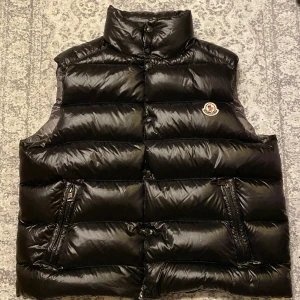 Moncler väst med NPC-tagg - Moncler väst i nyskick.   NPC-taggen funkar genom att lägga telefonen på loggan så komemr man vidare till Monclers sida. Inga skavanker och bara använd ca 5 gånger. Storlek XL men är mer som Large