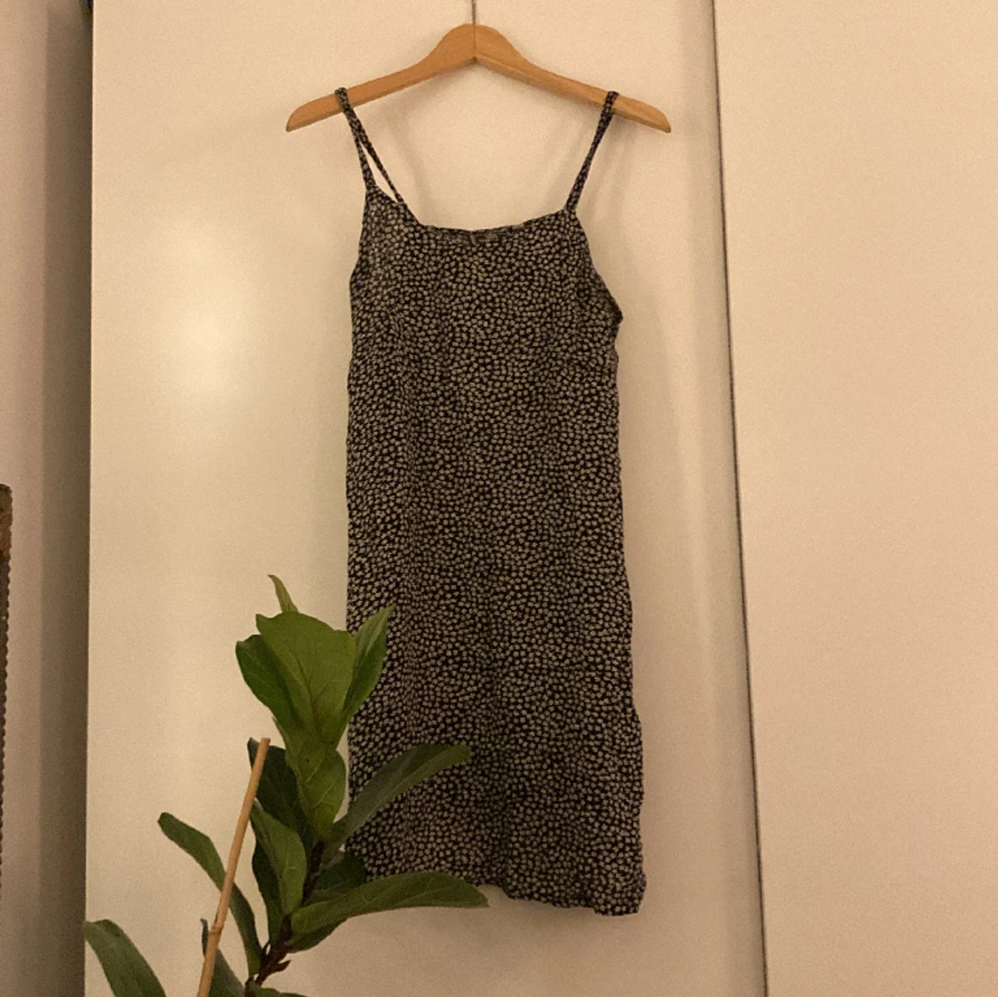 Svart sommarklänning med vita blommor