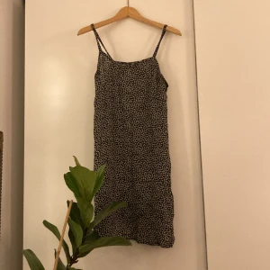 Svart sommarklänning med vita blommor - Jättegullig sommarklänning med små, vita blommor. Gott skick 