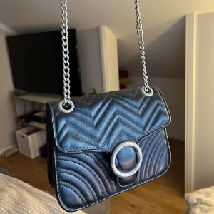 Svart handväska  - En svart handväska jag köpt på Glitter för några år sedan🖤 Knappt använd, kan mötas upp i Uppsala!