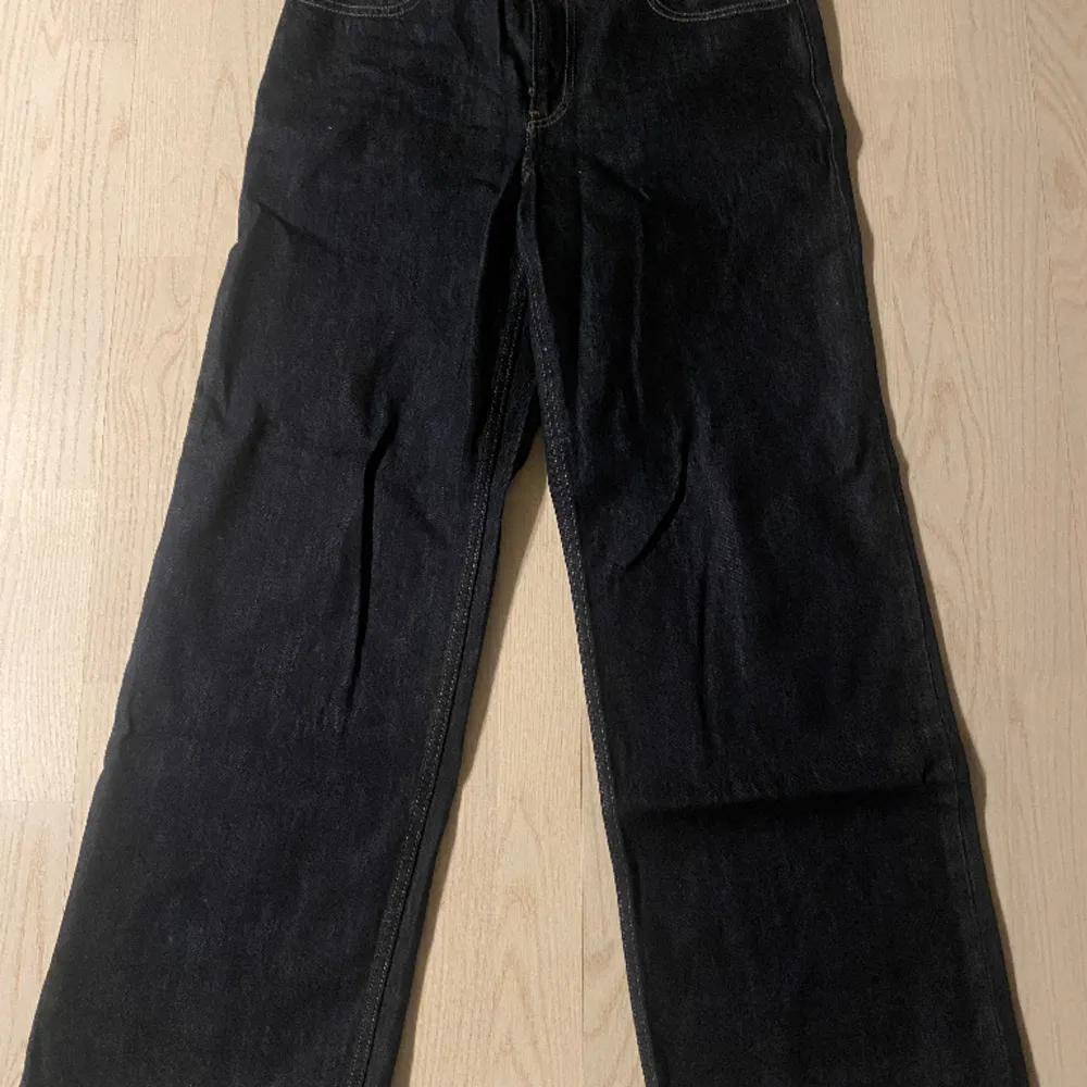 ”Low rise baggy fit jeans” från damsidan men passar båda väl. Helt oanvända. Jeans & Byxor.