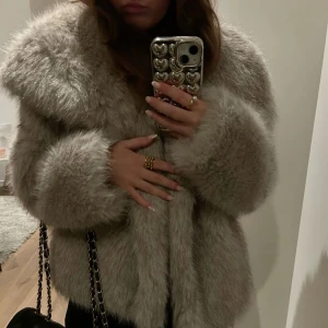 Zara pälsjacka  - Säljer min superfina pälsjacka från Zara som inte kommit till användning. Endast testad och har lappen kvar! I str L men sitter som en S. Den är helt slutsåld på Zaras hemsida🌟(senast jag kollade) Skriv för egna bilder💗KÖP DIREKT för 1400