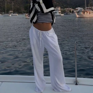 Linnebyxor  - Så fina linnebyxor💘Använda men forfarande i väldigt bra skick! Skriv vid frågor eller fler bilder🤗 Första bilden är lånad!