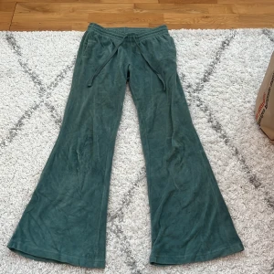 Mjukisbyxor fårn weekday - Supersköna mjukisbyxor från weekday. Använda ett flertal gånger, man kan även köpa till en flis som finns längre ner i mitt flöde💚Skriv om frågor 