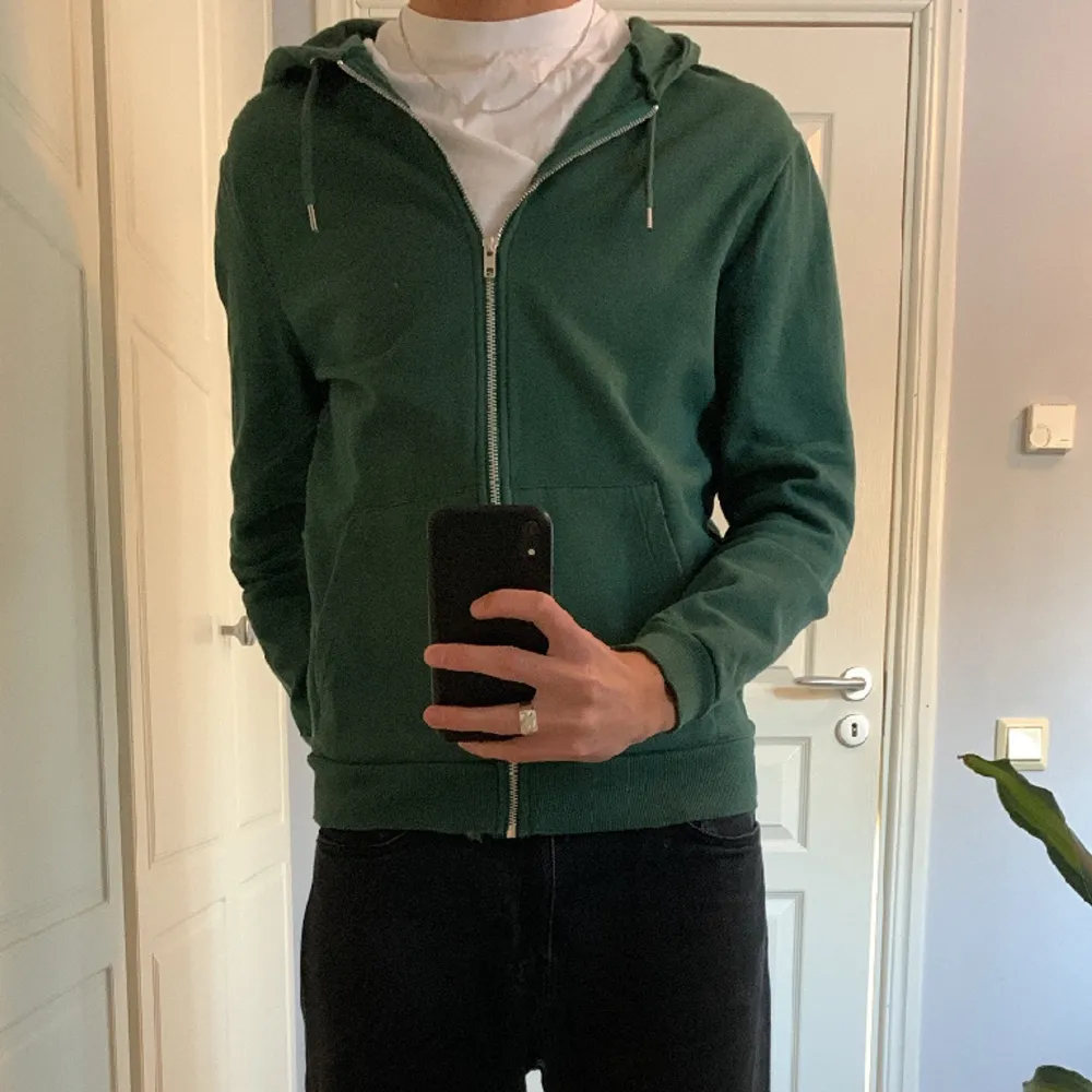 välsigt fin zip hoodie i bra skick. Tyvärr för liten för mig. Hoodies.