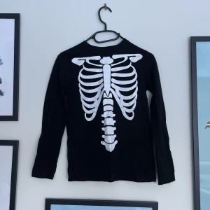 Skelett Baby-Tee - Köpt på hm på barnavdelningen, men passar S-XS. Använd 1-2 gånger och köpt typ 6 månader sedan. ✨ Prima skick, inga fläckar!  Orginalpris 120