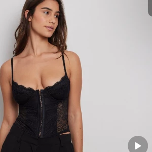 Korsett topp - Svart spetskorsett från NA-KD, aldrig använd med prislappar kvar då den tyvärr var för liten för mig. Köpt för 299kr😊