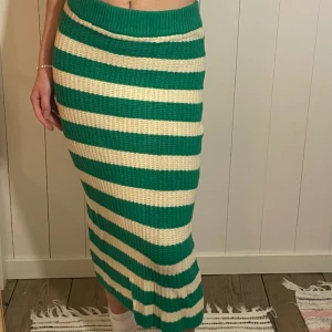 Stickad kjol - Mysig kjol att ha på sommarkvällarna! Medellång, köpt secondhand.