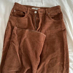 Strandivarius jeans - Ett par bruna jeans i otroligt bra kvalite
