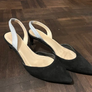 Miniklackar - Så himla söta mini stilett klackar, vintage från Flattered X Emilia de Poret. Storlek 36 men passar 37 också! Svart mocka med blåa detaljer! Använda några gånger men fint skick