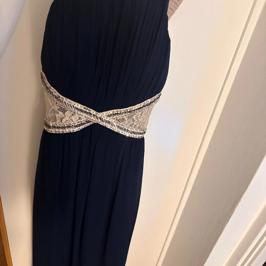 Vacker balklänning marinblå med strass - 90