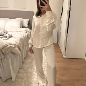 Satin set - Super fint satin set från bikbok som knappt är använt och är därför i väldigt bra skick💞 Hela setet för 450, annars 300/del.