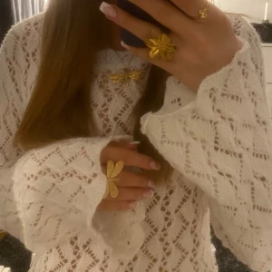 Vit nät tröja - Jättefin stickad tröja! Man kan ha ett vitt linne under eftersom den är ihålig! Den har vida ärmar, storlek S. Köpt för 250kr har jag för mig!  Skriv för frågor?