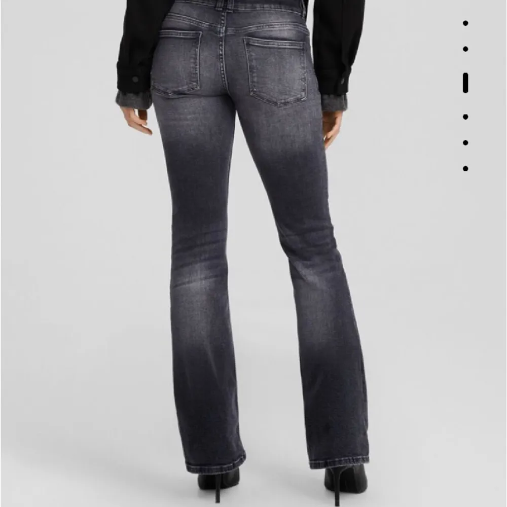 Säljer denna trendiga och slutsålda lågmidjade jeans från bershka, då jag upptäckte att jag redan har en nästan likadan. ( lappen kvar , köptes för 399). Jeans & Byxor.