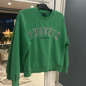 Lång ärmad tröja  - Lång ärmad tröja från Ginatricot. Kommer ej till användning för mig längre.  Frakten betalar köparen själv 