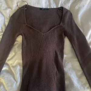 Topp Gina Tricot  - Säljer min bruna topp från gina tricot som är använda enstaka gånger, hör av dig vid intresse🩷