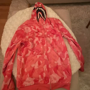 Bape hoodie  - Säljer en rosa bape hoodie som är i väldigt bra sick och knappt använd 