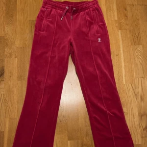 Juicy byxor❤️ - Juicy byxor som inte andvänts mycket! Man kan köpa separat eller i sett men ifall man vill köpa settet så får man rabatt. Byxorna är i bra skick och tvättas innan man får dem. Vanligt pris är 1375kr men säljs för 600kr, priset kan även diskuteras.