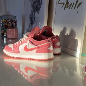 Air Jordan 1 low  - Dessa är för små för mig och använda 3 gånger. Väldigt fina💗