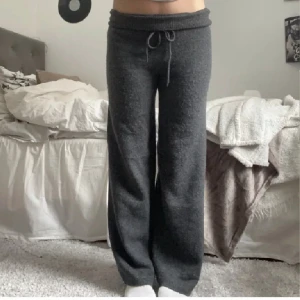 mjukisbyxor - stickade mjukisbyxor 💗💗