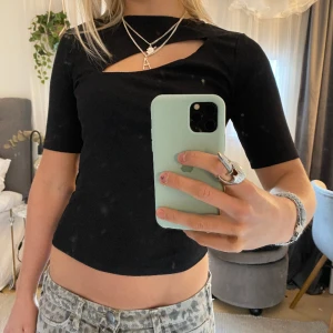 Svart festtopp  - Säljer denna så snygga svarta toppen som passar perfekt till fest💘💘