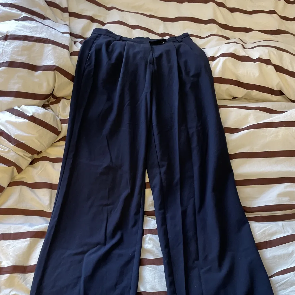 Marinblå kostymbyxor från Bershka. Kan bli low waist om man viker ner kanten (blir snyggt med det vita då också). Strl 34 men skulle nog säga mer åt 36! Köparen står för frakten💌 . Jeans & Byxor.