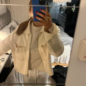 Vit kofta/jacka  - Vit fin kofta/jacka från Åhléns (frakt tillkommer) ❣️nypris 600kr