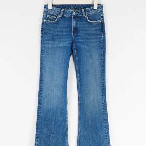 Säljer nu mina mörkblå bootcut jeans från Gina Tricot. De är i storlek 146 och är i väldigt bra skick, har inga skador alls. Pris kan diskuteras! 🥰