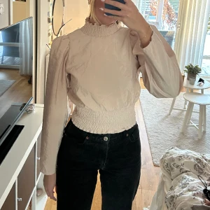 Festtopp  - Oanvänd, perfekt topp till när man ska vara finklädd till middag eller fest! Superfin med öppen rygg