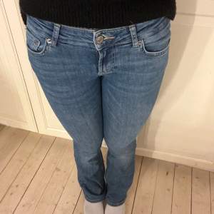 Lågmidjade bootcut jeans från zara Midjemått: 35cm (stretchigt material) Innerbenslängd: 79cm Jag är 165cm💕