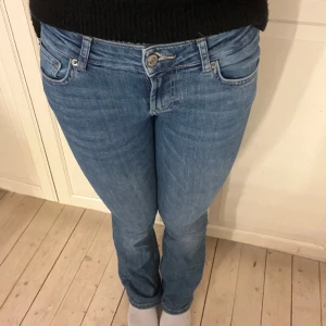 Lågmidjade jeans  - Lågmidjade bootcut jeans från zara Midjemått: 35cm (stretchigt material) Innerbenslängd: 79cm Jag är 165cm💕