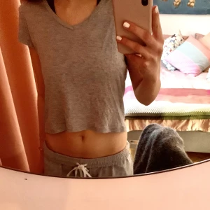 Brandy Melville Tröja - T-shirt från Brandy Melville, knappt använd. Lite skrynklig på bilden men jag tvättar och stryker den såklart innan jag skickar den 😊. Pris kan diskuteras.