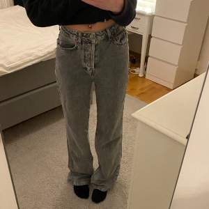 Högmidjade straight leg jeans. Säljs då dom är lite för långa och breda för mig. Knappt använda. 