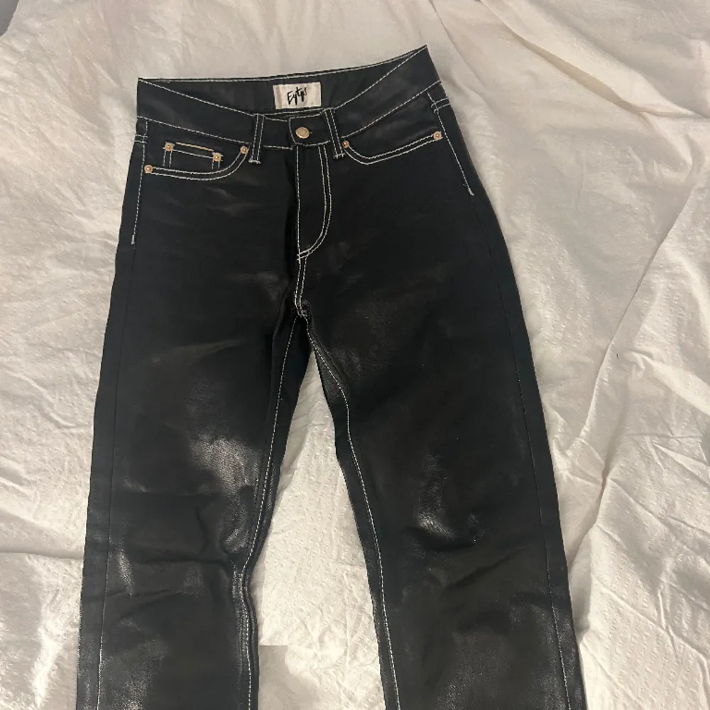 Slutsålda svarta Eytys cypress-jeans i 27/30 som är för små, mkt sparsamt använda! Nypris 2000kr . Jeans & Byxor.
