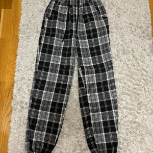 Pyjamas byxor  - Jättefina pyjamas byxor!! Knappt använda, jättesköna och passar till allt!!☺️