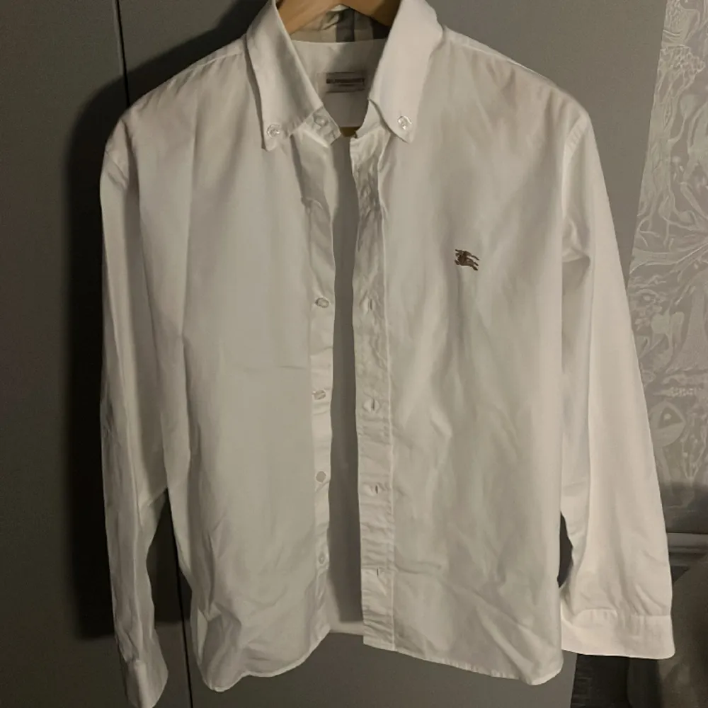 Burberry skjorta som är enbart använd några gånger och inga defekter på den, säljer den pågrund av att jag har vuxit ur den. Den är i M men passar S. Skjortor.