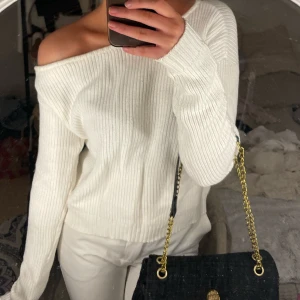 Stickad tröja - Super fin one shoulder vit stickad tröja🤍