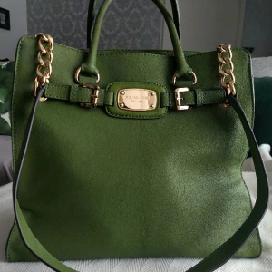 Michael Kors Väska Grön - Äkta Michael Kors väska 🫶  På framsidan har den lite missfärgning (se sista bilden), den syns knappt men vill bara att man vet det innan man köper. Annars i bra skick 💚 Skriv gärna för fler bilder och om ni har frågor <3