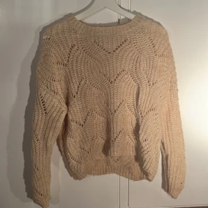 Stickad tröja  - Stickad tröja från märker only i en beige färg:) lite använd 
